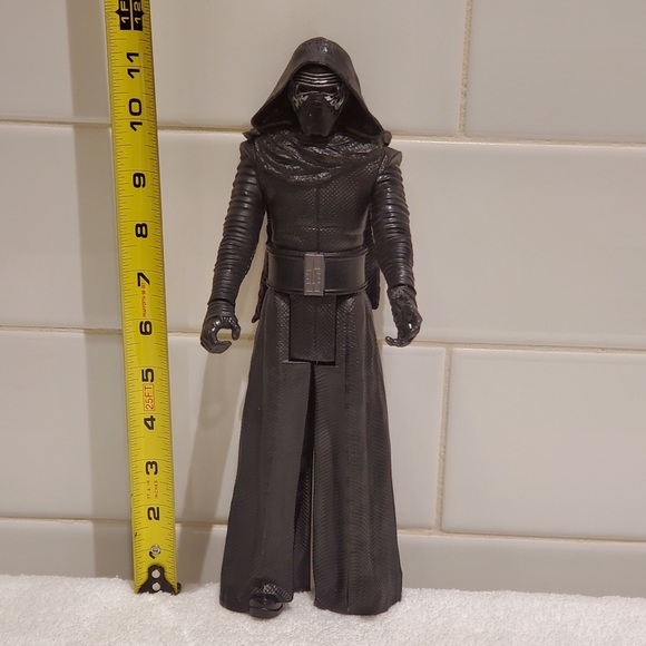 HASBRO Kylo Ren, Rise of Skywaker Action Figure - Picture 4 of 6